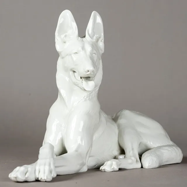 THEODOR KÄRNER (DEUTSCH, 1884 - 1966). Liegender Schäferhund, Allach, 1930er Jahre.