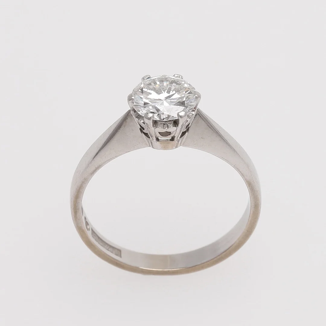 SOLITÄRRING MED DIAMANT. — Rings — Crafoord Auktioner Lund