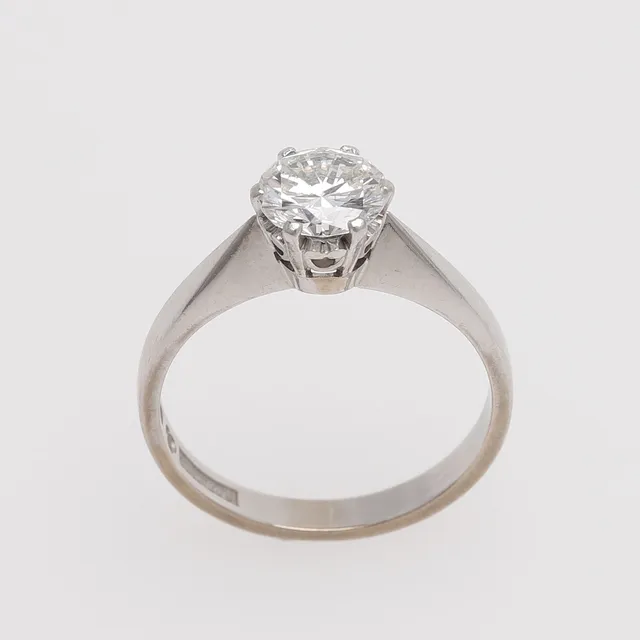 SOLITÄRRING MED DIAMANT.