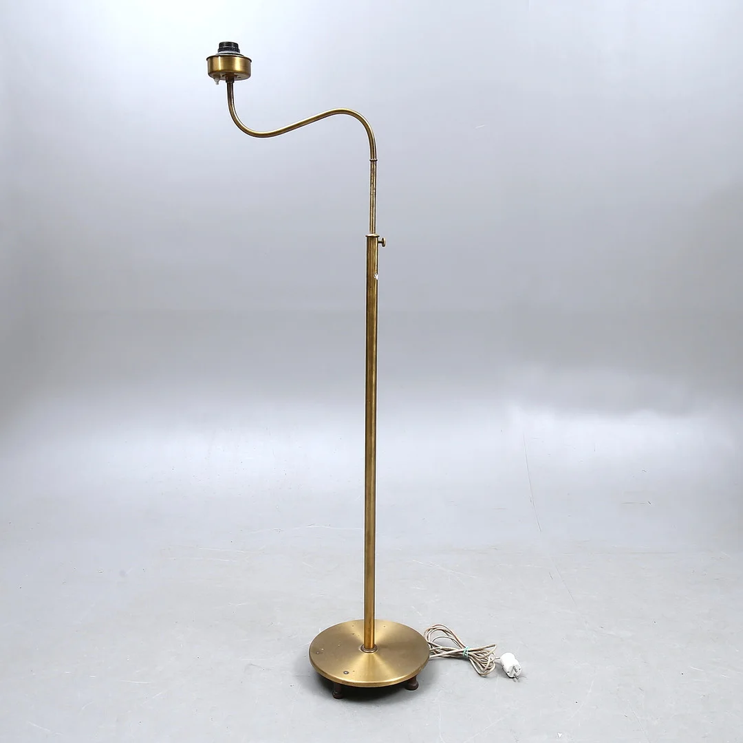 JOSEF FRANK. Golvlampa, "Lilla Kamelen", modell 2568, Firma Svenskt Tenn. — Floor lights — Auktionshuset Kolonn