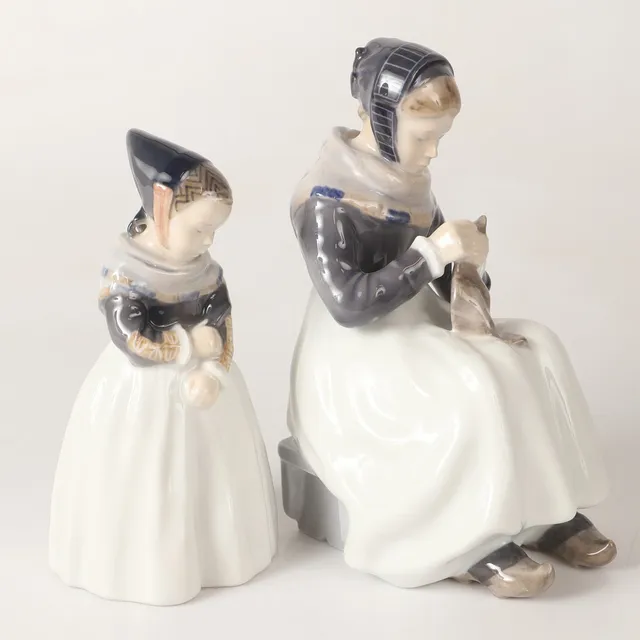 LOTTE BENTER. Figuriner, 2 stycken, Amagerflickor, porslin, Royal Copenhagen, Danmark.