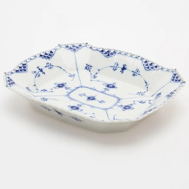 SERVERINGSFAT, porslin, musselmalet helblond, modellnummer 1/1143, Royal Copenhagen, Danmark.