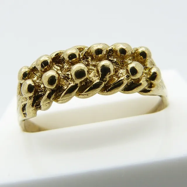 YELLOW GOLD KEEPER RING.