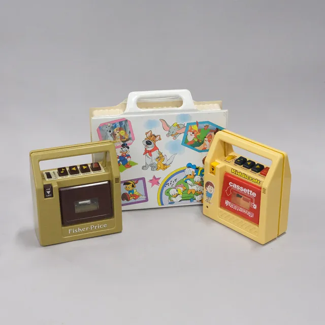 FISHER PRICE, TVÅ KASSETBANDSPELARE MED BAND. 1970/80 TAL.