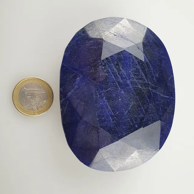 - 2.244 cts Natural Blue Sapphire. Oval Cut.
