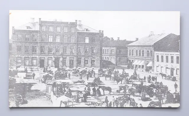 FOTOGRAFI, Salutorget, Oskarshamn. Uppklistrad på spånskiva.