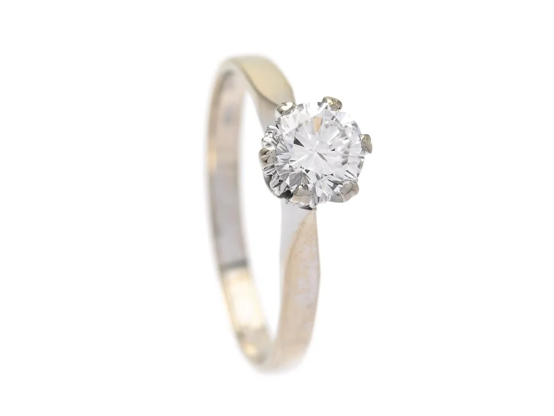 ENSTENSRING, 18K vitguld, briljantslipad diamant 0,50 ct enligt gravyr, ca TW/SI, stl 16,75 mm, vikt 2,4 g, diamant med naturaler på rondisten samt inneslutning som når ytan. — Smycken/Enstensring — Kaplans