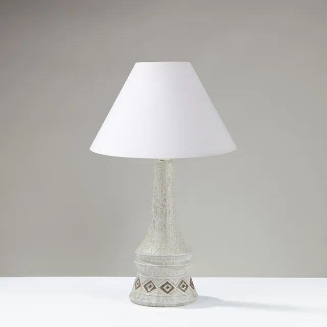 Bordlampe af delvist glaseret stentøj, Løvemose Keramik, Danmark, 1900 tallets anden halvdel.