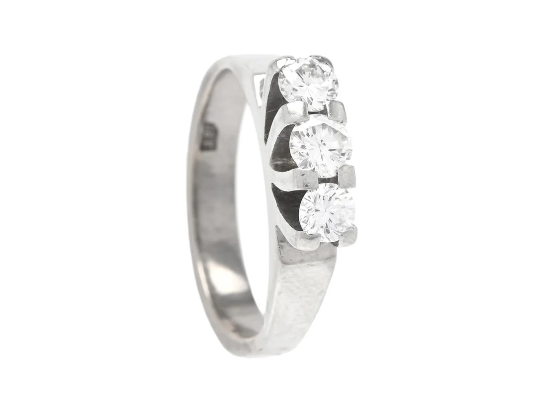 TRESTENSRING, 18K vitguld, 3 briljantslipade diamanter ca 0,50 ctv, ca TW/VS, stl 15,5 mm, vikt 4,6 g, 1 diamant med nagg på kuletten, 1 diamant med nagg vid rondisten. — Smycken/Trestensring — Kaplans