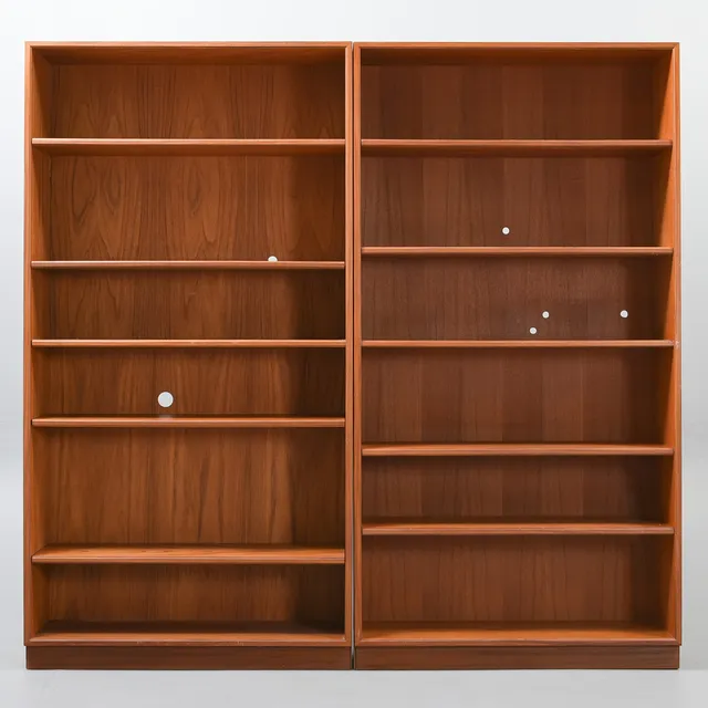 DANSK MØBELDESIGN. Et par boghylder i teak med justerbar hylder. 1960-70'erne. (2).