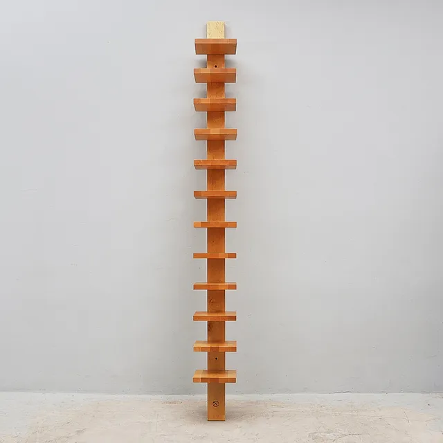 JOHN KANDELL. Pilaster, Källemo. Brännstämplad, 12 hyllplan.