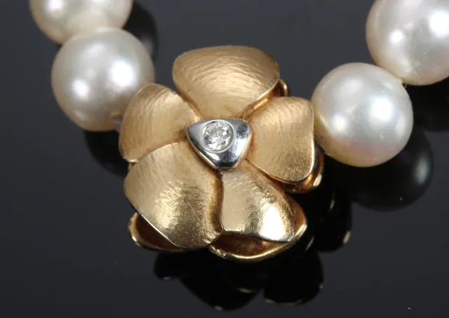 Ole Lynggaard. Blomsterlås af 14 kt guld med brillanter samt kæde (2)