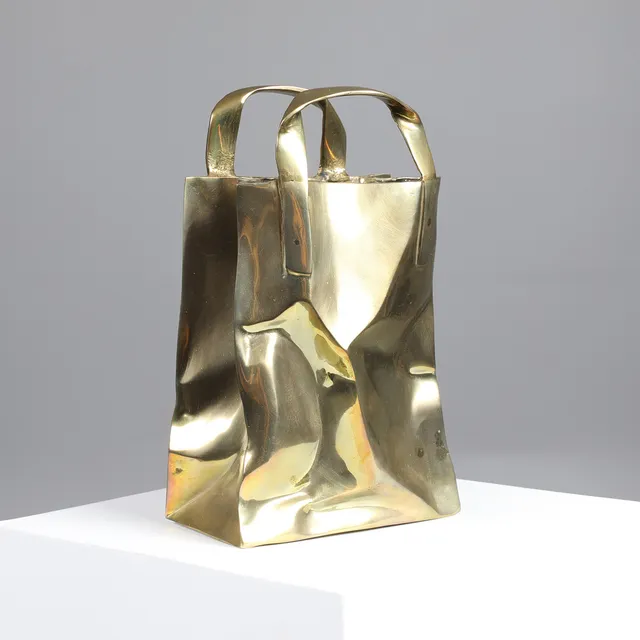 LISE HONORÉ (F. 1940). Skulptur af bronze i form af papirpose med hanke.