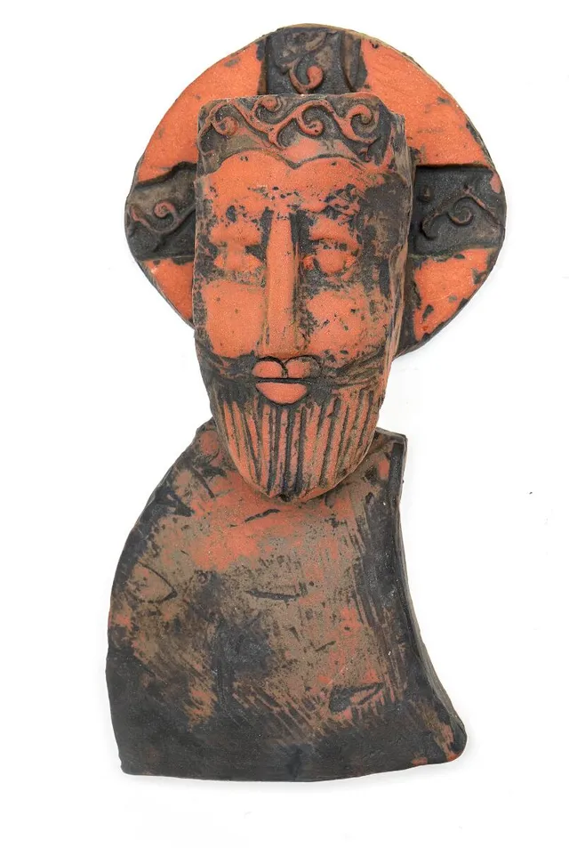 Christ with crown, relief. Unsigned. Stoneware. H. 27 cm.