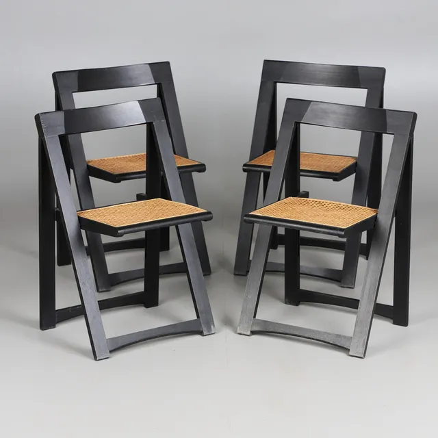 ALDO JACOBER. Alberto Bazzani, vier Stühle / Klappstühle, Holz, Geflecht, 1960er Jahre, Italien (4).