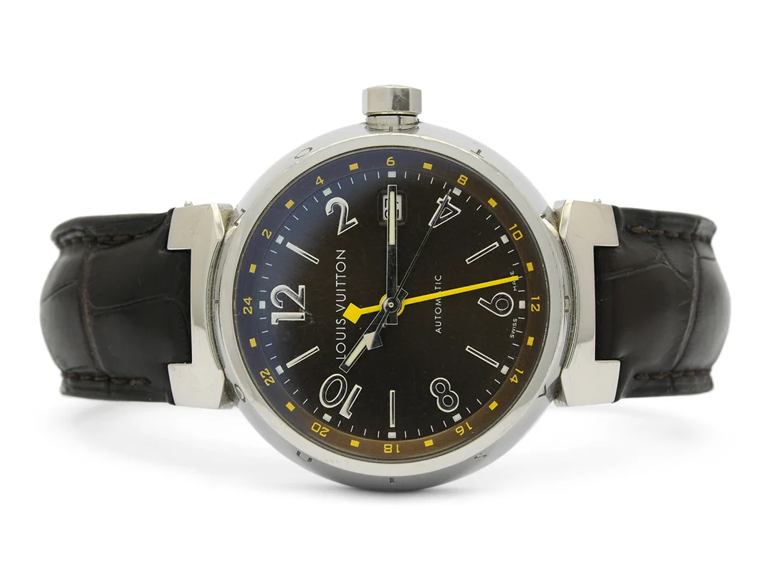 LOUIS VUITTON, Tambour, GMT, Serie nr. RC 0853, Boett nr. Q11310, unisex, 39 mm, stål, automatisk, safirglas, datum, två tidszoner, integrerat läderband, originalspänne, cert, november 2005, box, ytterkartong. — Klockor/Louis Vuitton — Kaplans