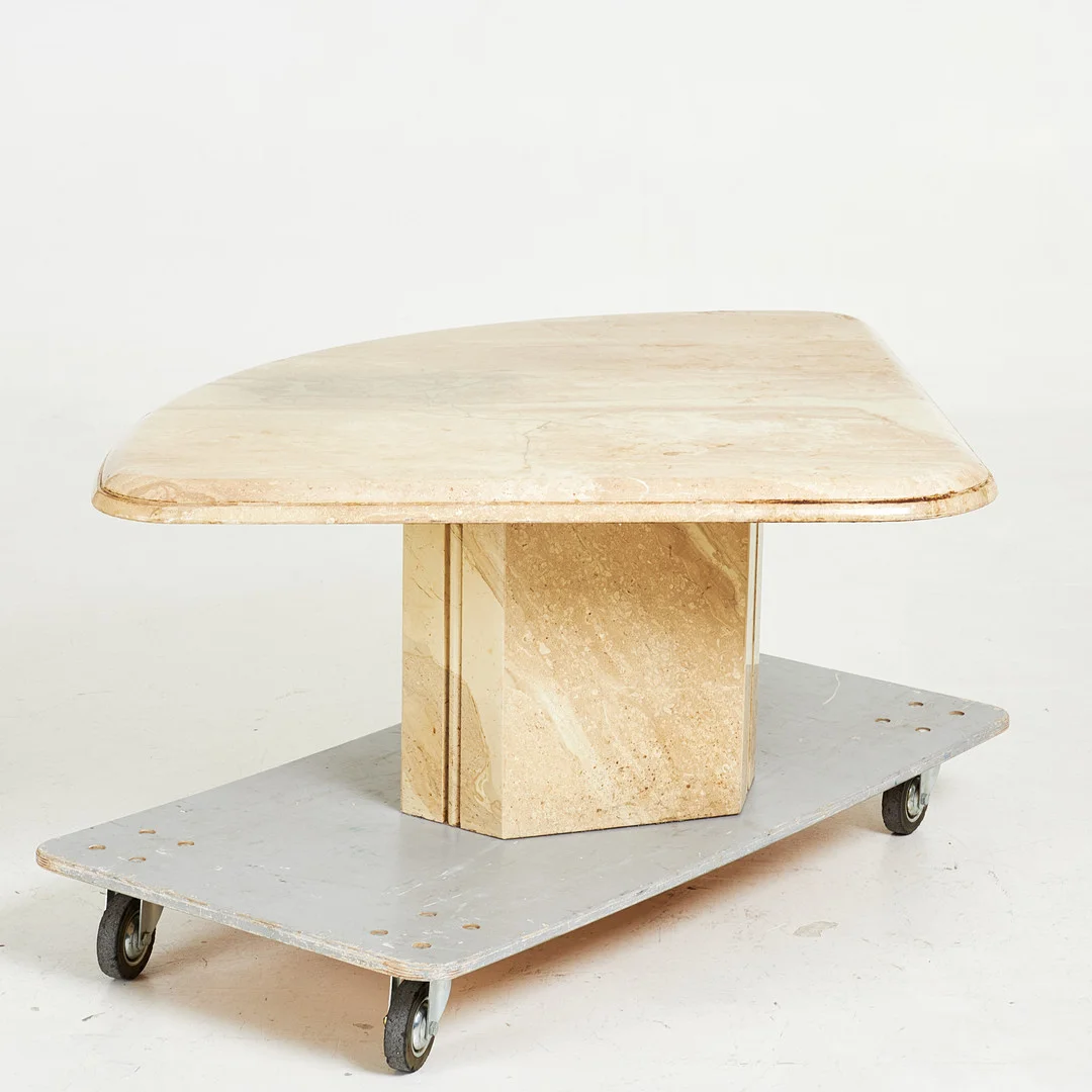 BORD, skiva och sockel i marmor, 1900-talets slut. — Tables — Stockholms Auktionsverk Sickla