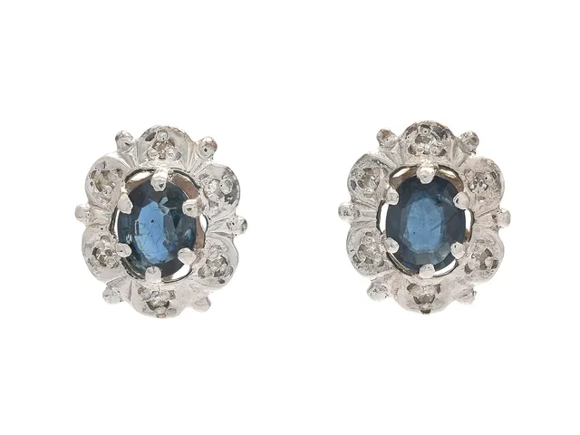 CARMOSÉÖRHÄNGEN, 18K vitguld/guld, ovalslipade blåa safirer ca 0,80 ctv, 12 åttkantslipade diamanter ca 0,06 ctv, ca W-Cr(H-J)/VS, vikt 1,9 g, stift.