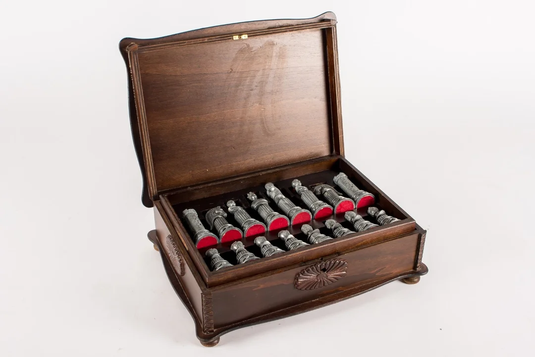 Italienske skakbrikker i træ æske — Hobby and collectibles/Collectibles — Lauritz