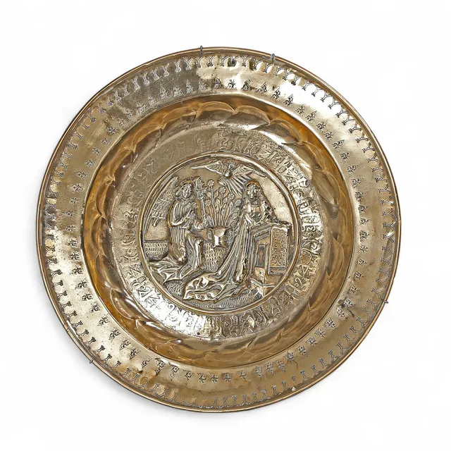 Brass petition plate with the Annunciation of Dinand or Nürenberg, from the 16th century.