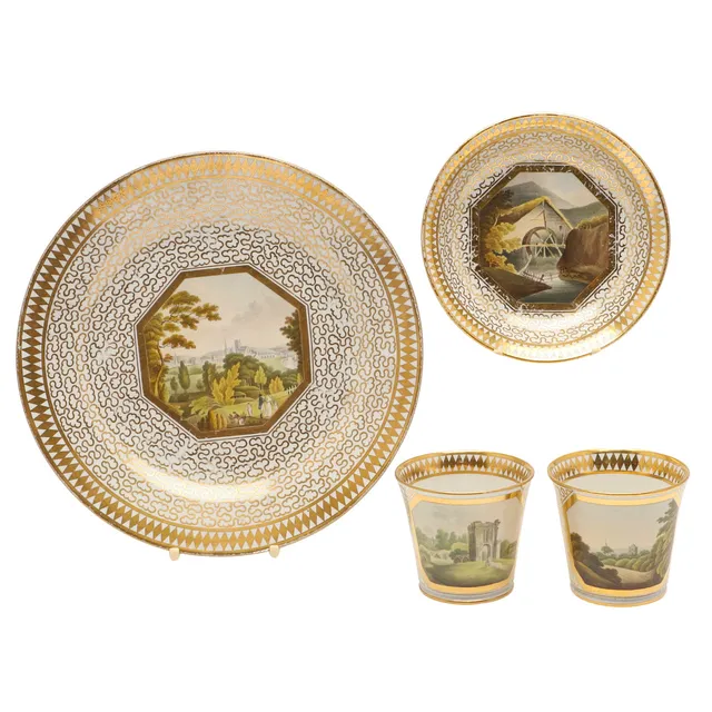 A CHAMBERLAIN WORCESTER TOPOGRAPHICAL DESSERT PLATE, TWO CUPS AND A SAUCER, C. 1805-1815.