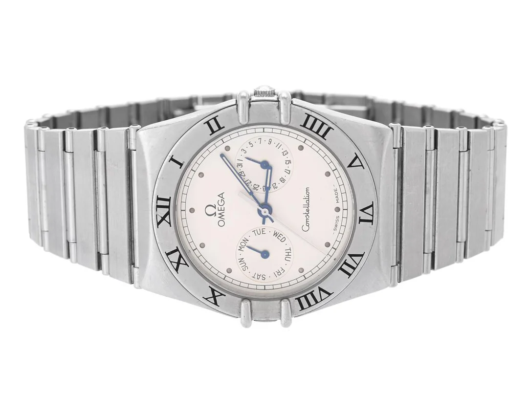 OMEGA, Constellation, s.k. "Uggla", Cal 1445, Serie nr. 50425606, Ref nr. ST 396.1070, Boett nr. 396.1070/396.1080, herrur, 32,5 mm, stål, quartz, safirglas, dag, datum, integrerad originallänk, viklås, Ref nr. 1448/431 / 1392/012, ca 1986. — Klockor/Omega — Kaplans