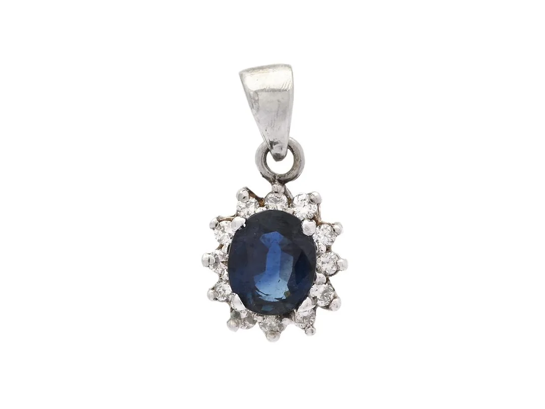 CARMOSÉHÄNGE 18K vitguld, blå safir ca 0,65 ct, briljantslipade diamanter ca 0,10 ctv, ca 16 x 8 mm, vikt 1,3 g. — Smycken/Hänge — Kaplans