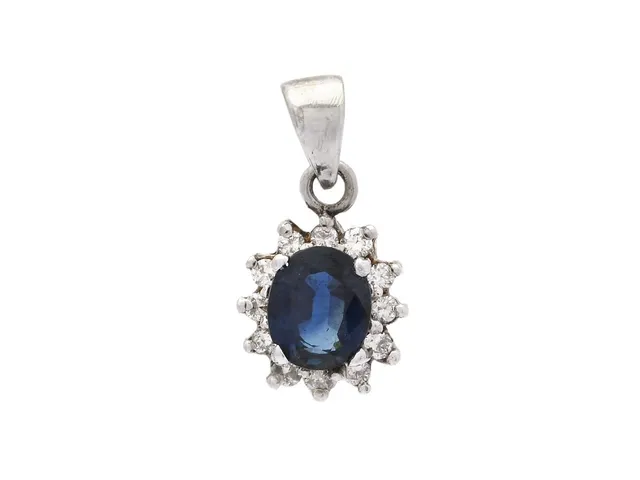 CARMOSÉHÄNGE 18K vitguld, blå safir ca 0,65 ct, briljantslipade diamanter ca 0,10 ctv, ca 16 x 8 mm, vikt 1,3 g.