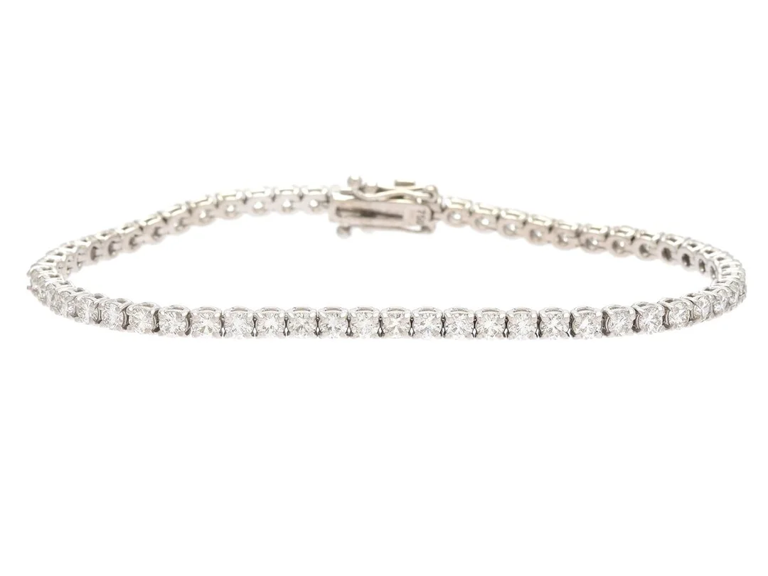 TENNISARMBAND, 18K vitguld, 57 briljantslipade diamanter ca 3,70 ctv, ca TW/VS-SI, längd 17,5 cm, vikt 8,9 g. — Smycken/Tennisarmband — Kaplans