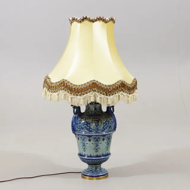 FERDINAND BARBEDIENNE. Efter. Bordslampa, majolika.