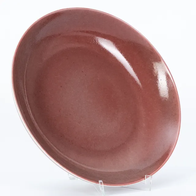 Flachschale mit bohnenschotenroter Glasur (Jiang dou hong), Ming Chenghua-Marke, im Kangxi-Stil.