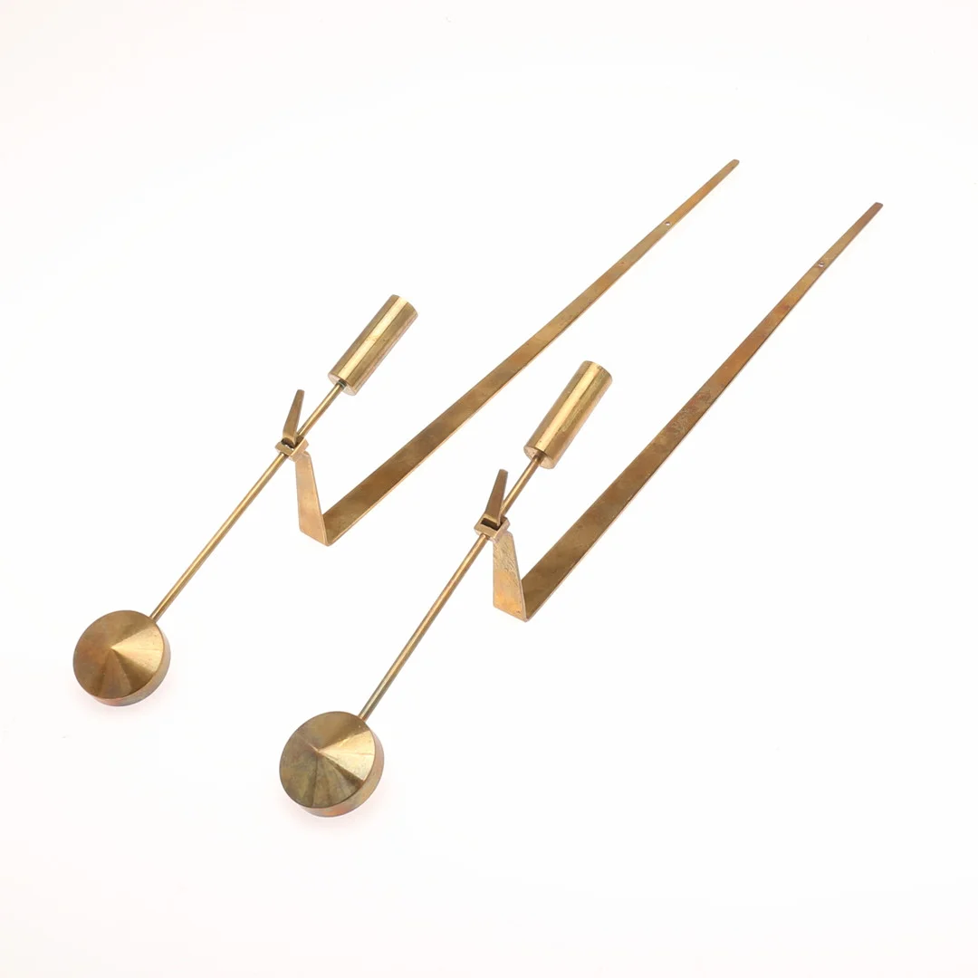 PIERRE FORSELL. Ljuslampetter, ett par, mässing, "Pendel", Skultuna. — Candlesticks — Auktionshuset Thelin & Johansson