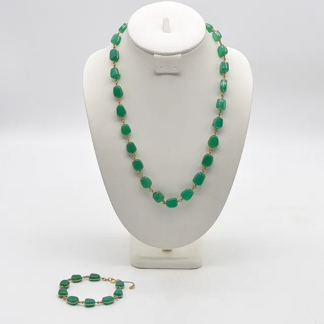 HANDGEMACHTER SCHMUCKSET AUS CHRYSOPAS, GLIEDERCOLLIER UND ARMBAND, GOLDDOUBLÉ FASSUNG, UM 1950.
