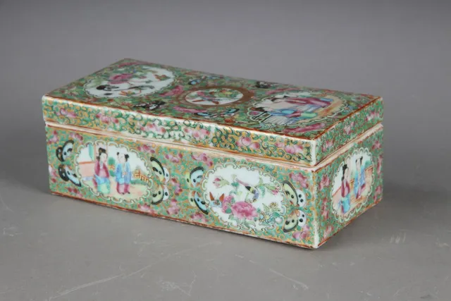 Kinesisk famille rose skrin af porcelæn