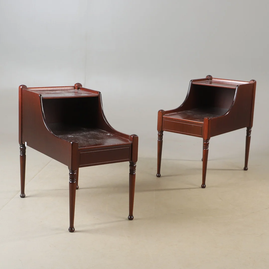 SÄNGBORD, 1 par, mahognyn 1900-talets andra hälft. — Tables — Helsingborgs Auktionskammare