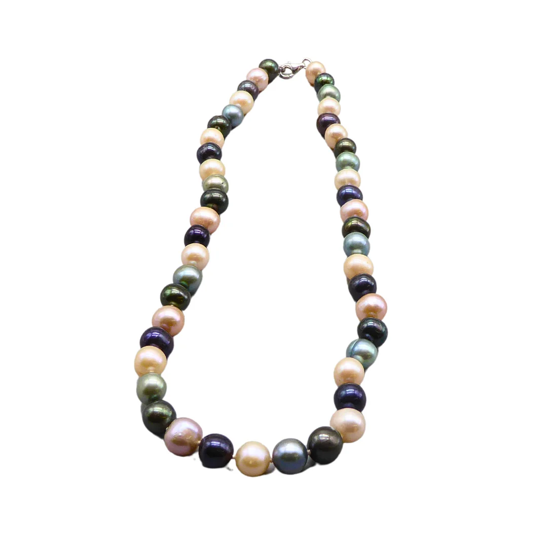 MULTICOLOUR PERLENKETTE MIT EINEM VERSCHLUSS AUS 925ER SILBER. — Necklace — Auktionshaus Stuber's Hammerschlag
