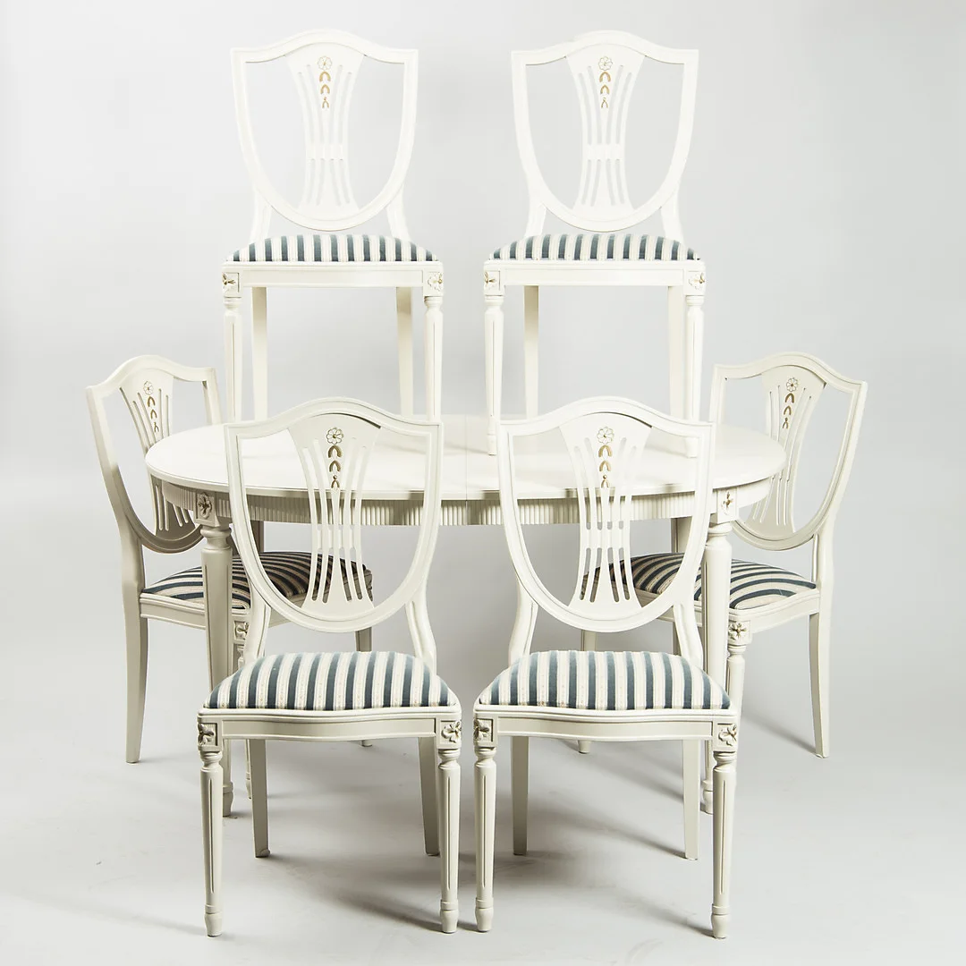 MATSALSGRUPP, vitmålad, gustaviansk stil. — Dining room furniture — Helsingborgs Auktionskammare