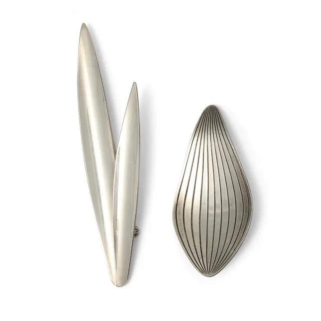 Two brooches of sterling silver. Weight in total app. 36 g. L. 6.4 and 9.8 cm. (2)