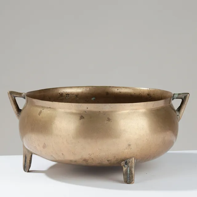 Stort bronze / malm kar på ben ' Trebening' 19 årh. Skandinavien.