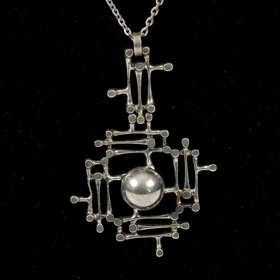 (331) HÄNGE, silver, "Lumi", Jorma Laine for Kultateollisuus Ky, Åbo, Finland . 1971. — Brooches & Pendants — Stadsauktion Sundsvall