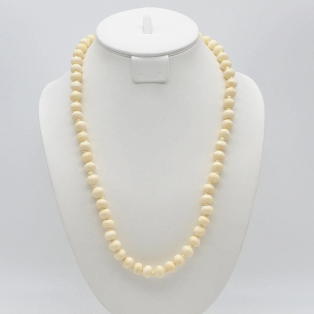 COLLIER AUS KNOCHENPERLEN, HANDGEMACHT, 1950ER JAHRE, CA. 60CM. — Necklace — Kunst- und Auktionshaus Kleinhenz