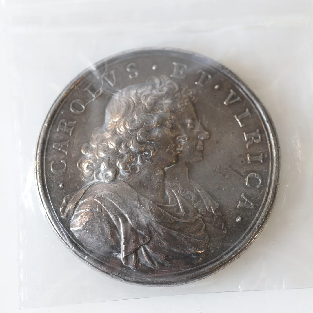 MEDALJ, silver, Karl XI:s förmälning med Ulrika Eleonora av Danmark 1680. Utförd av A. Karlsteen 1680. Vikt ca 61 g. — Orders & Medals — Gomér & Andersson Nyköping