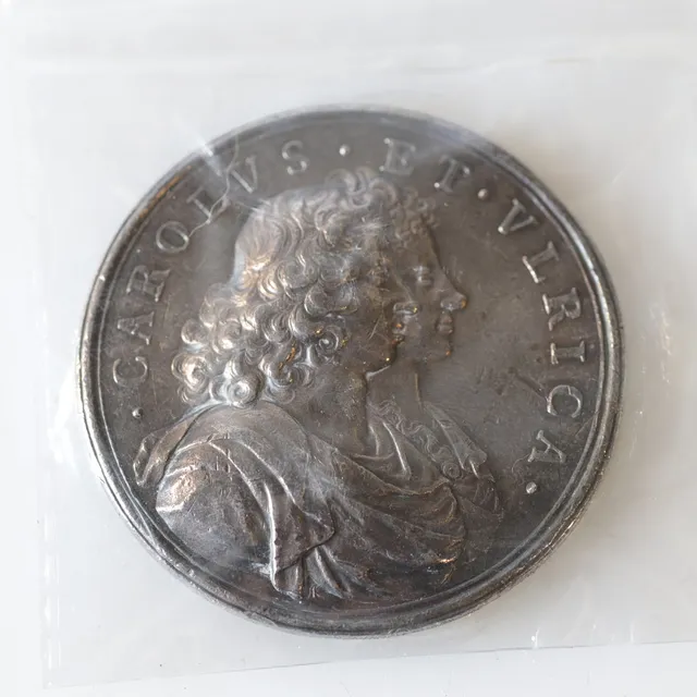 MEDALJ, silver, Karl XI:s förmälning med Ulrika Eleonora av Danmark 1680. Utförd av A. Karlsteen 1680. Vikt ca 61 g.
