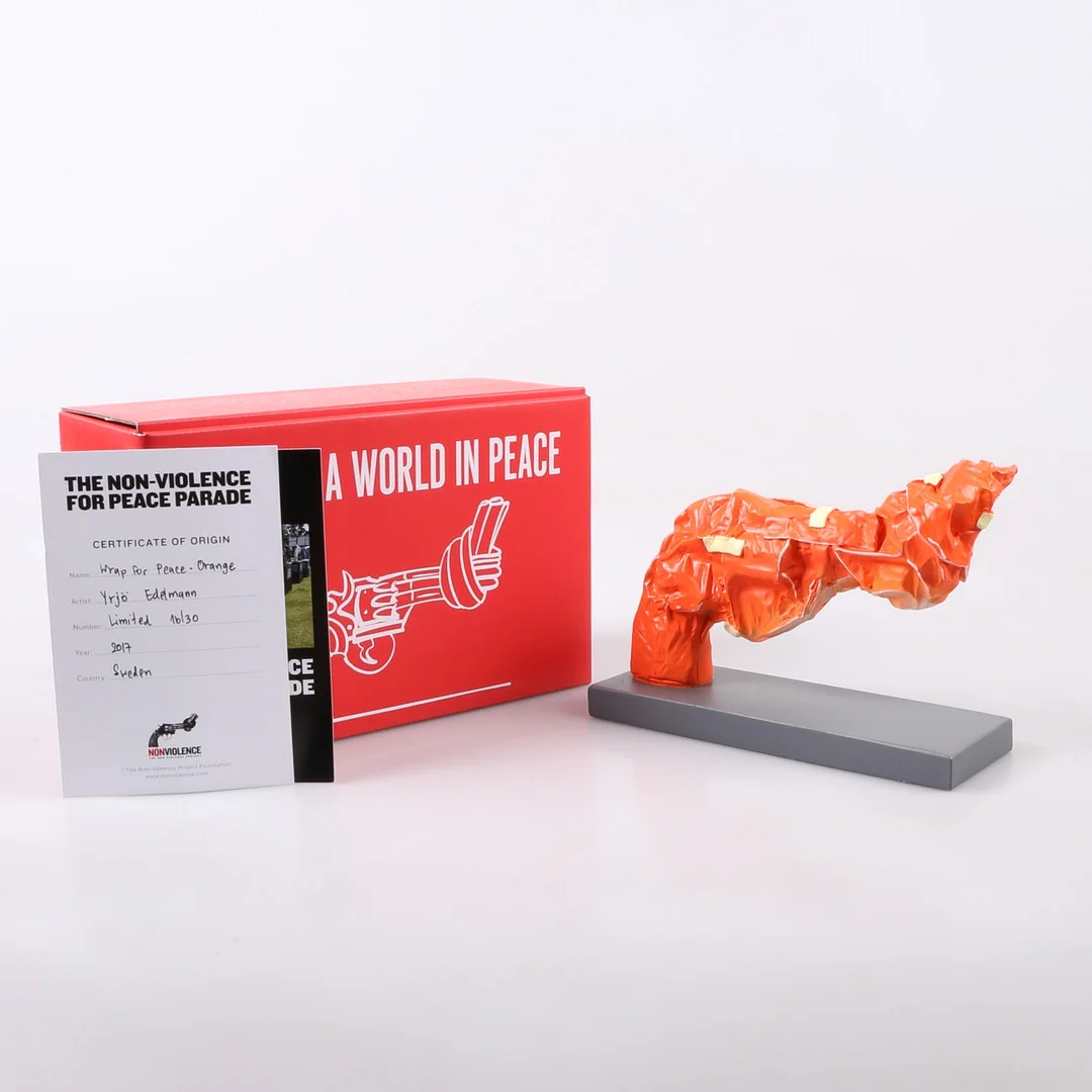 Yrjö Edelmann, efter, Pistol i polyresin, nr 16/30, "Non Violence". — Sculptures & Bronzes — Garpenhus Auktioner