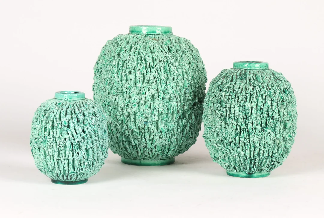 Gunnar Nylund for Rörstrand. Three larger and smaller vases in chamotte earthenware. (3) — Glass, porcelain and ceramics/Vases, bowls, dishes — Lauritz