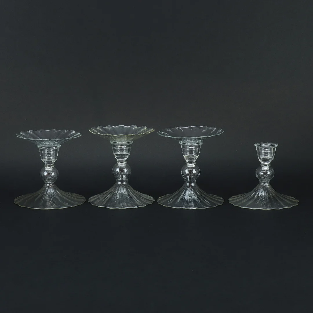 GERDA STRÖMBERG & KNUT BERGQVIST. Ljusstakar, glas, 4 stycken, variant av modell "P12/P 13" Strömbergshyttan, 1900-talets mitt. — Art glass — Karlstad Hammarö Auktionsverk