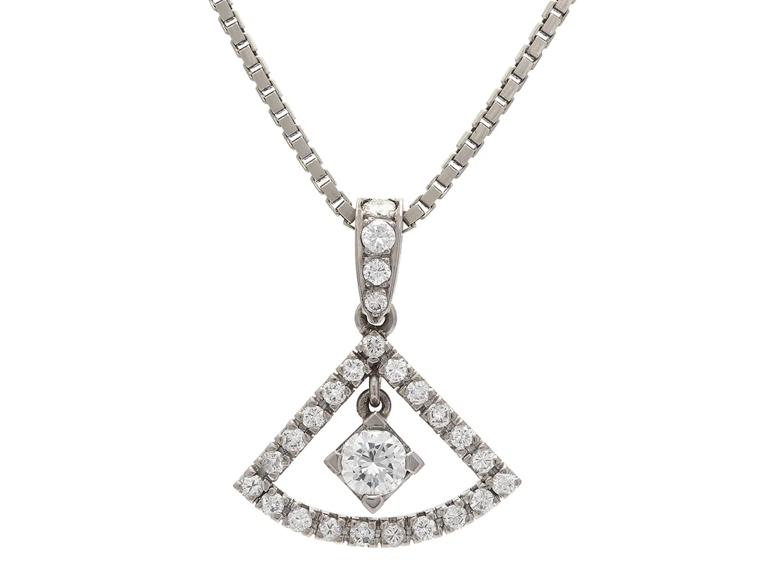 HÄNGE/KEDJA, 18K vitguld, briljantslipad diamant ca 0,60 ct TW/VS, 25 briljantslipade diamanter ca 0,85 ctv, ca TW-VVS-VS, Stockholm 1987, längd 50 cm,vikt 17,1 g, en diamant skadad. — Smycken/Hänge med kedja — Kaplans