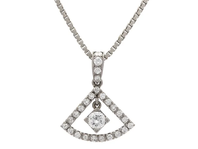 HÄNGE/KEDJA, 18K vitguld, briljantslipad diamant ca 0,60 ct TW/VS, 25 briljantslipade diamanter ca 0,85 ctv, ca TW-VVS-VS, Stockholm 1987, längd 50 cm,vikt 17,1 g, en diamant skadad.
