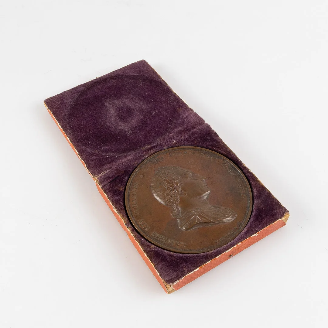 MAURITZ FRUMERIE. OCH CARL GUSTAV QVARNSTRÖM. Medalj, brons, utgiven 1843 till Karl XIV Johans 25-årsjubileum. — Orders & Medals — Stockholms Auktionsverk Helsingborg