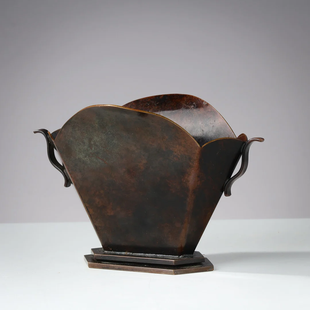Lille vase af bronze med hanker, art deco, Holger Fridericias (HF), Danmark, ca. 1930'erne. — Other metals — Palsgaard Kunstauktioner